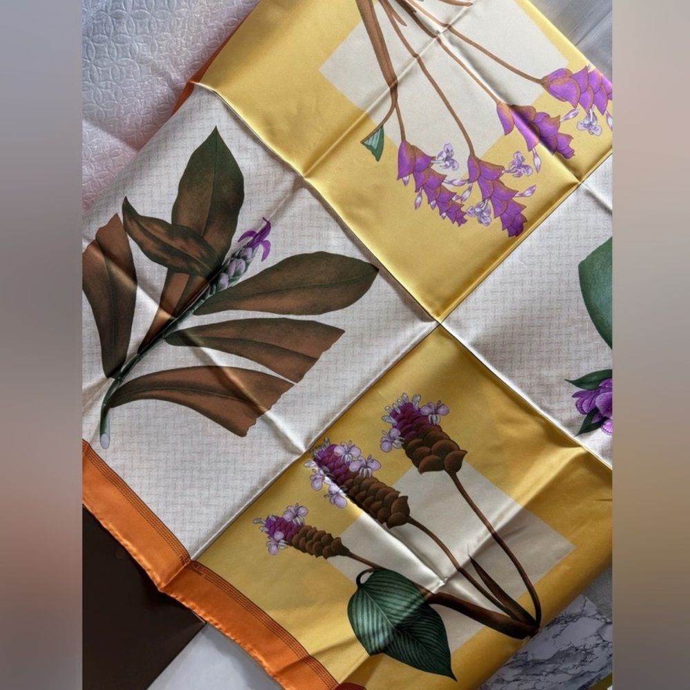 LOEWE silk scarf Excellent Condition Flora de Ultramar 34” square Botanical
